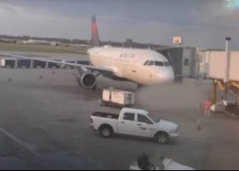 Homem morre após ser sugado por motor de avião nos Estados Unidos