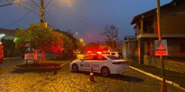 Trabalhadores encontram artefato explosivo em obra, em Farroupilha