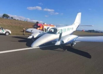 Avião faz pouso de emergência e arrasta o bico no chão em SC