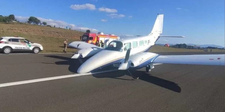 Avião faz pouso de emergência e arrasta o bico no chão em SC