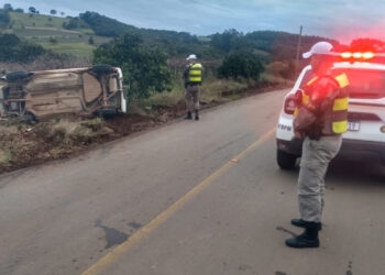 Acidente de trânsito em Nova Roma do Sul: Veículo tomba devido a pista molhada, mas vítima sai ilesa.