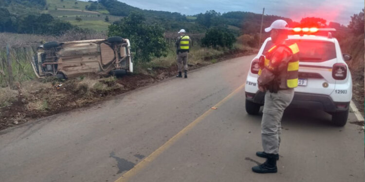 Acidente de trânsito em Nova Roma do Sul: Veículo tomba devido a pista molhada, mas vítima sai ilesa.