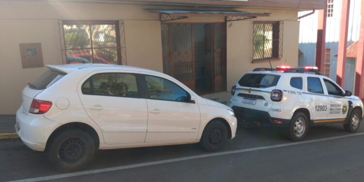 Proprietário ausente e condutor sem CNH: Veículo VW Gol é abordado em Nova Roma Do Sul