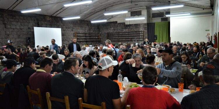 Celebração dos 20 anos da Cresol reúne cerca de 200 pessoas em jantar especial em Nova Roma do Sul