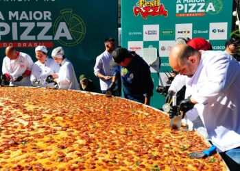 Com 442 quilos e sete metros de diâmetro, pizza feita em Serafina Corrêa é eleita a maior do Brasil