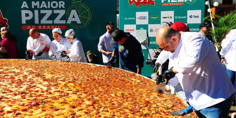 Com 442 quilos e sete metros de diâmetro, pizza feita em Serafina Corrêa é eleita a maior do Brasil