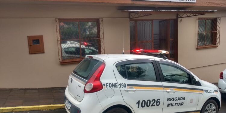 Moradora de Nova Roma do Sul registra ocorrência por uso indevido de sua identidade e possível pedido de dinheiro em mensagem via WhatsApp