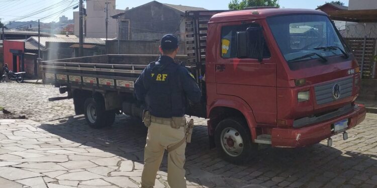 Polícia Rodoviária Federal prende estelionatário e recupera caminhão após golpe do falso depósito