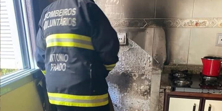 Incêndio causado por fogão a lenha danifica residência em Antônio Prado