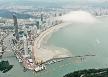 Balneário Camboriú quer conter avanço do mar após erosão marítima ‘engolir’ 70 metros de areia em praia alargada