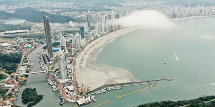 Balneário Camboriú quer conter avanço do mar após erosão marítima ‘engolir’ 70 metros de areia em praia alargada