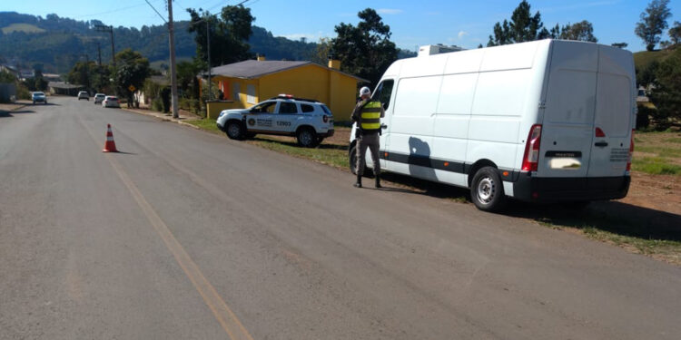 Brigada Militar aborda condutor com CNH vencida há mais de 30 dias em Nova Roma do Sul