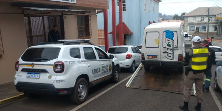 Brigada Militar aborda veículo de Flores da Cunha com condutor inabilitado