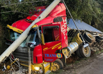 Caminhão colide com poste de energia na ERS 122 próximo ao Trevo de acesso a Antônio Prado