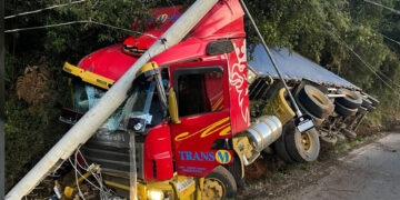 Caminhão colide com poste de energia na ERS 122 próximo ao Trevo de acesso a Antônio Prado