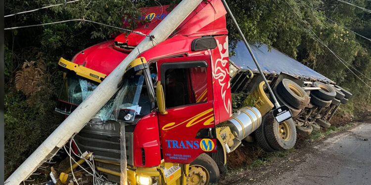Caminhão colide com poste de energia na ERS 122 próximo ao Trevo de acesso a Antônio Prado