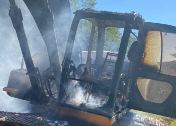 Incêndio consome escavadeira hidráulica em Antônio Prado