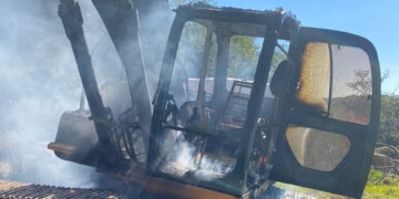 Incêndio consome escavadeira hidráulica em Antônio Prado