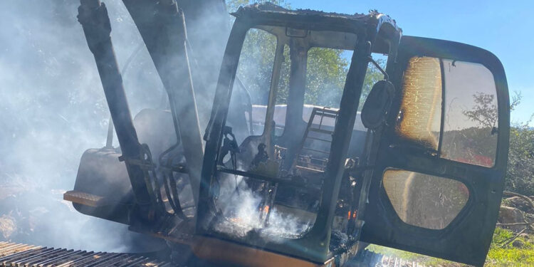 Incêndio consome escavadeira hidráulica em Antônio Prado