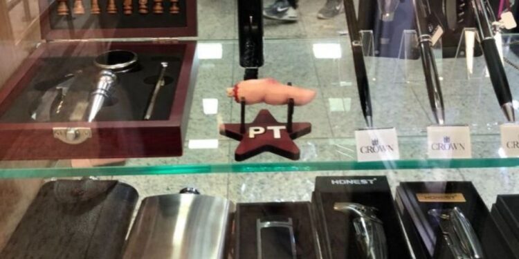 Réplica do dedo mindinho de Lula é vendida em tabacaria de Santa Catarina