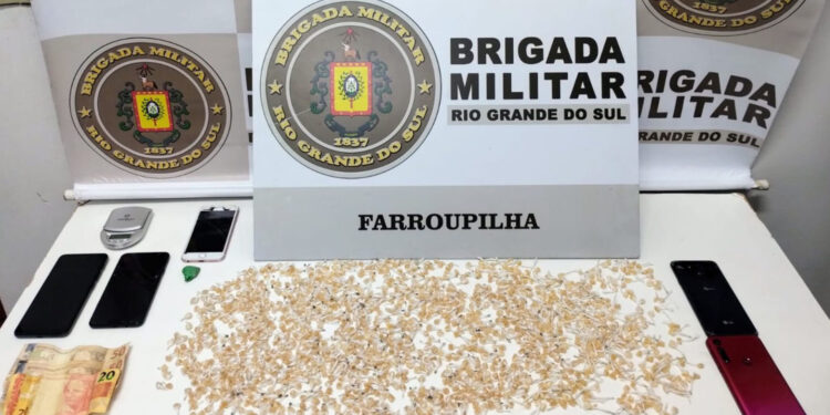 Casal é preso com 1.200 porções de crack, em Farroupilha