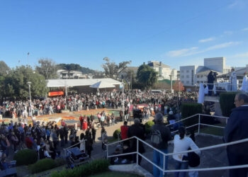 Milhares de fiéis se reúnem em Flores da Cunha para a celebração de Corpus Christi.