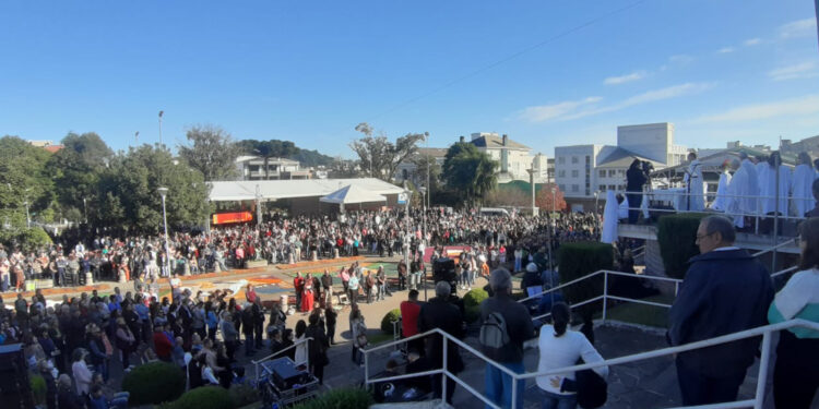 Milhares de fiéis se reúnem em Flores da Cunha para a celebração de Corpus Christi.