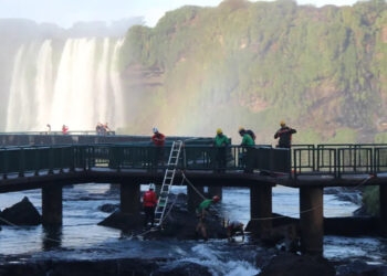 Voluntários retiram mais de 120 kg de moedas das Cataratas do Iguaçu