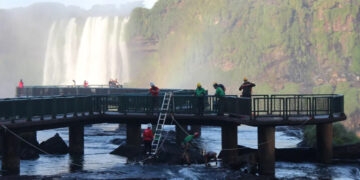 Voluntários retiram mais de 120 kg de moedas das Cataratas do Iguaçu