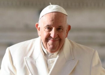 Papa precisou de auxílio na respiração mas está bem e progredindo normalmente, informa o Vaticano