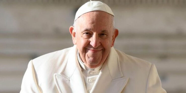 Papa precisou de auxílio na respiração mas está bem e progredindo normalmente, informa o Vaticano