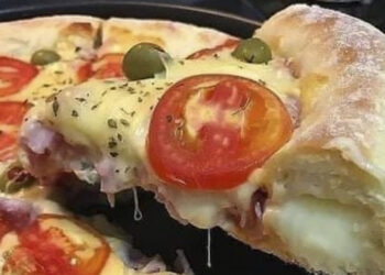 Delícia de Pizza Caseira com Borda Recheada!