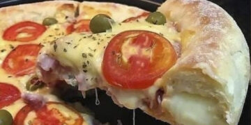 Delícia de Pizza Caseira com Borda Recheada!