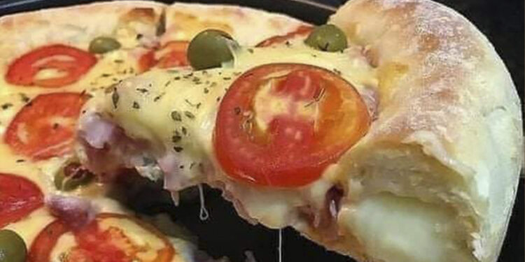 Delícia de Pizza Caseira com Borda Recheada!