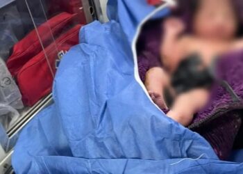 Mulher dá à luz durante viagem de ônibus com imigrantes e acaba detida com o bebê, no México