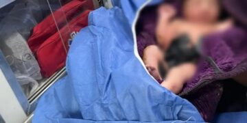 Mulher dá à luz durante viagem de ônibus com imigrantes e acaba detida com o bebê, no México