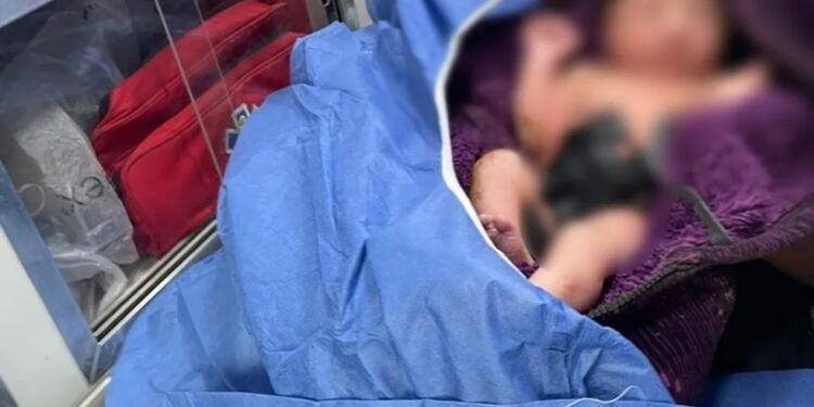 Mulher dá à luz durante viagem de ônibus com imigrantes e acaba detida com o bebê, no México