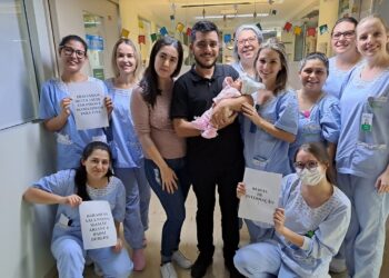 Após 84 dias internada, a pequena Valentina recebe alta hospitalar