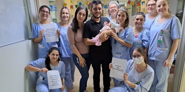 Após 84 dias internada, a pequena Valentina recebe alta hospitalar