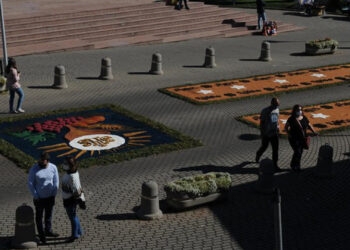 Flores da Cunha se prepara para o Corpus Christi com tapetes de serragem e programação diversificada