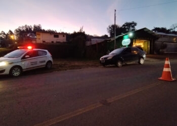 Condutor sem habilitação: Ford Fiesta preto é autuado durante fiscalização de trânsito em Nova Roma do Sul