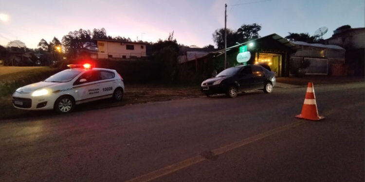 Condutor sem habilitação: Ford Fiesta preto é autuado durante fiscalização de trânsito em Nova Roma do Sul
