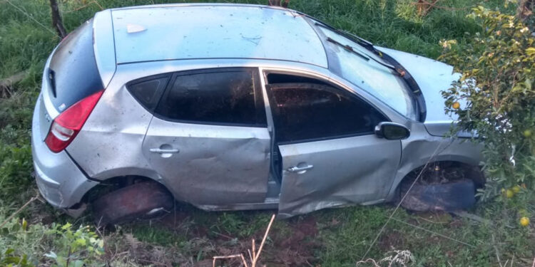 Condutor perde controle de veículo e cai em barranco em Castro Alves interior de Nova Roma do Sul