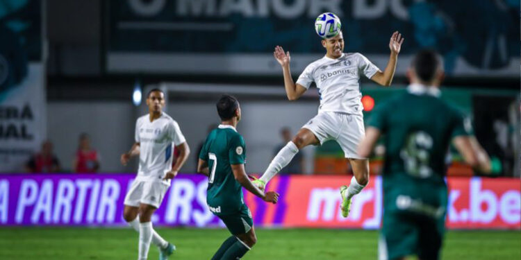 Gol nos acréscimos garante empate ao Grêmio contra o Goiás e equipe cai para a 4ª colocação no Brasileirão