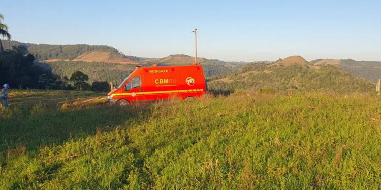 Explosão durante instalação de poste mata dois funcionários de empresa terceirizada da concessionária de energia RGE