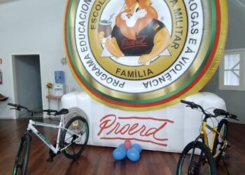 Bicicletas doadas pela Rádio Nova Roma FM são entregues aos ganhadores do Proerd