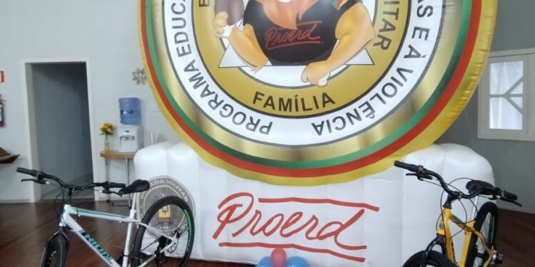 Bicicletas doadas pela Rádio Nova Roma FM são entregues aos ganhadores do Proerd