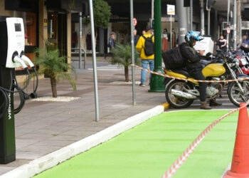 Caxias do Sul ganha vaga de estacionamento rotativo para recarga de veículos elétricos