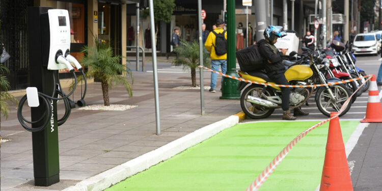 Caxias do Sul ganha vaga de estacionamento rotativo para recarga de veículos elétricos