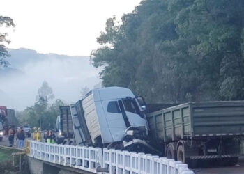 Acidente trágico na ERS-446 resulta em uma vítima fatal e um ferido: colisão entre dois caminhões e um veículo de passeio em Carlos Barbosa